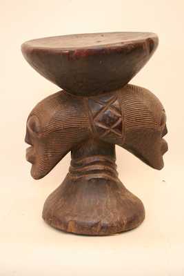 Songyé (tabouret), d`afrique : république dém. du Congo., statuette Songyé (tabouret), masque ancien africain Songyé (tabouret), art du république dém. du Congo. - Art Africain, collection privées Belgique. Statue africaine de la tribu des Songyé (tabouret), provenant du république dém. du Congo., 996/44.Tabouret Songyé du 19eme sc.début du 20eme h36cm.;diam.du plateau 26cm.bois très dur Wenge avec des scarifications.Un côté est abimé et un côté intact.Le support est fait d